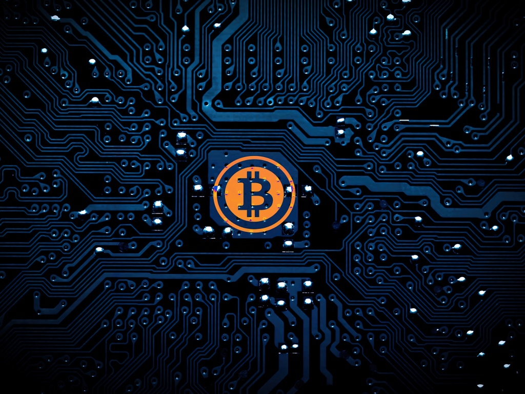Яркий логотип биткоин на плате