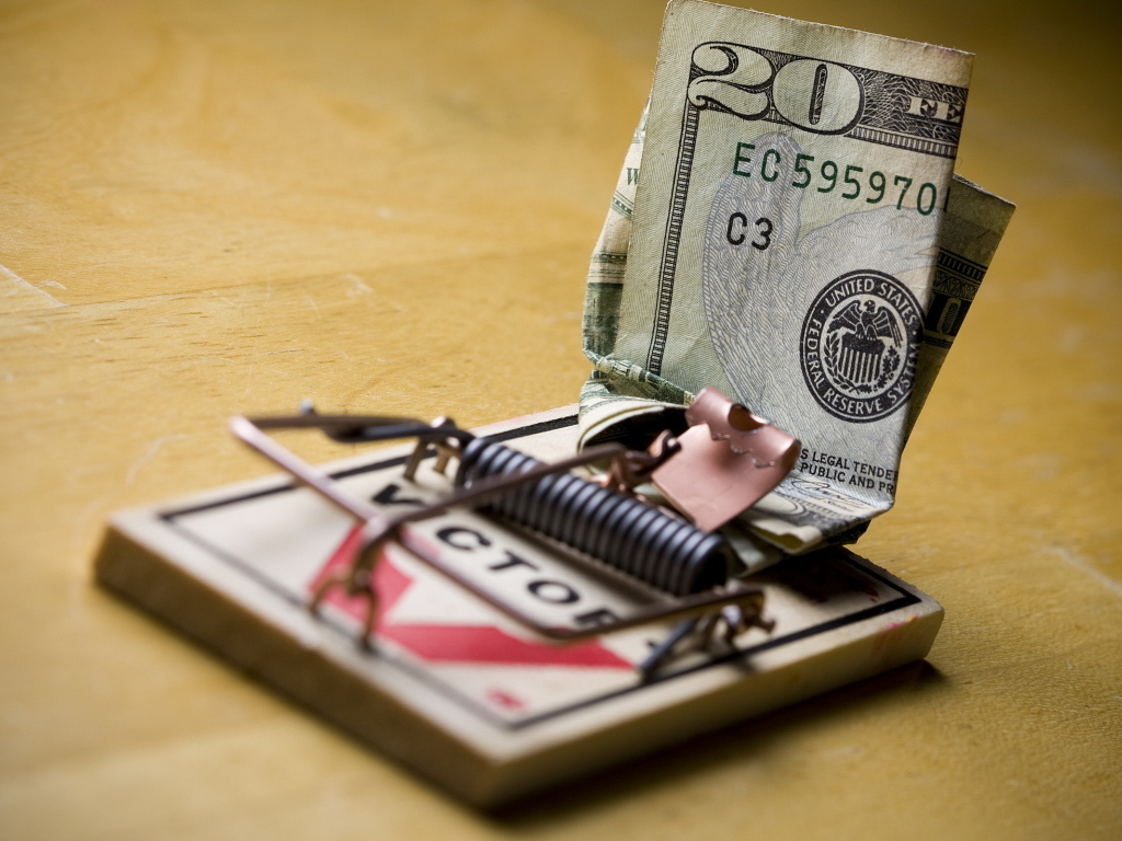 Купюра доллара в мышеловке