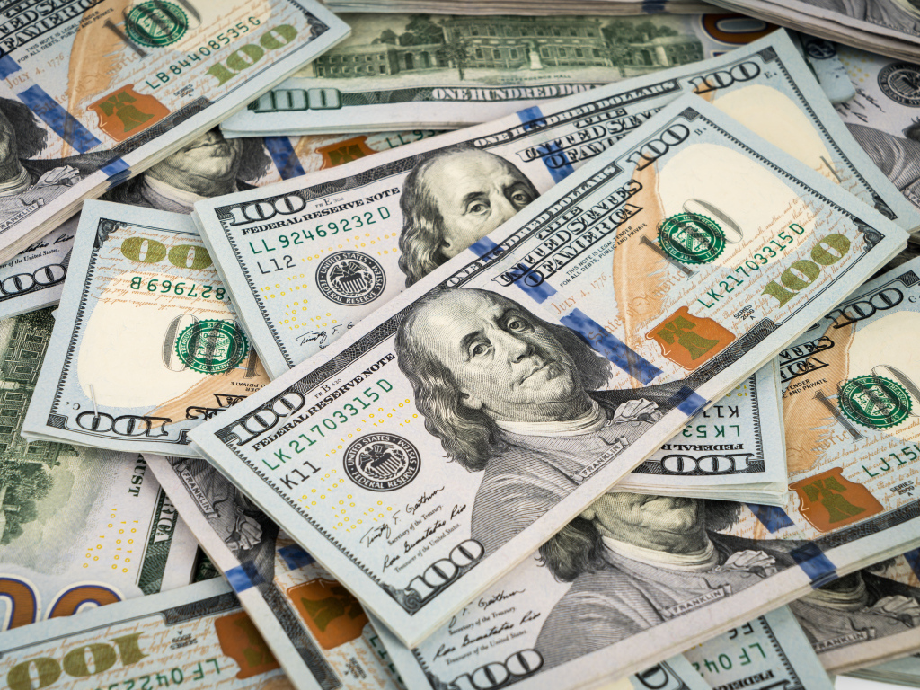 Много купюр долларов вблизи