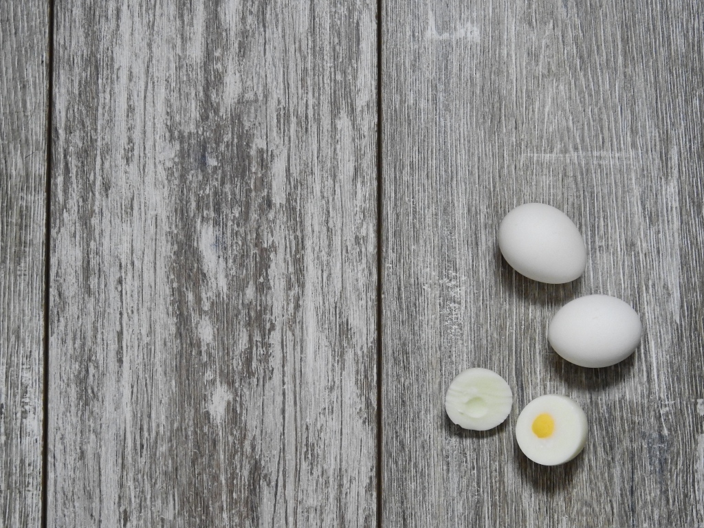 Вареные яйца на деревянном фоне