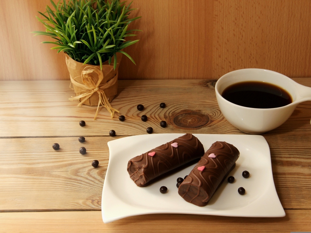 Шоколадные батончики на столе с кофе