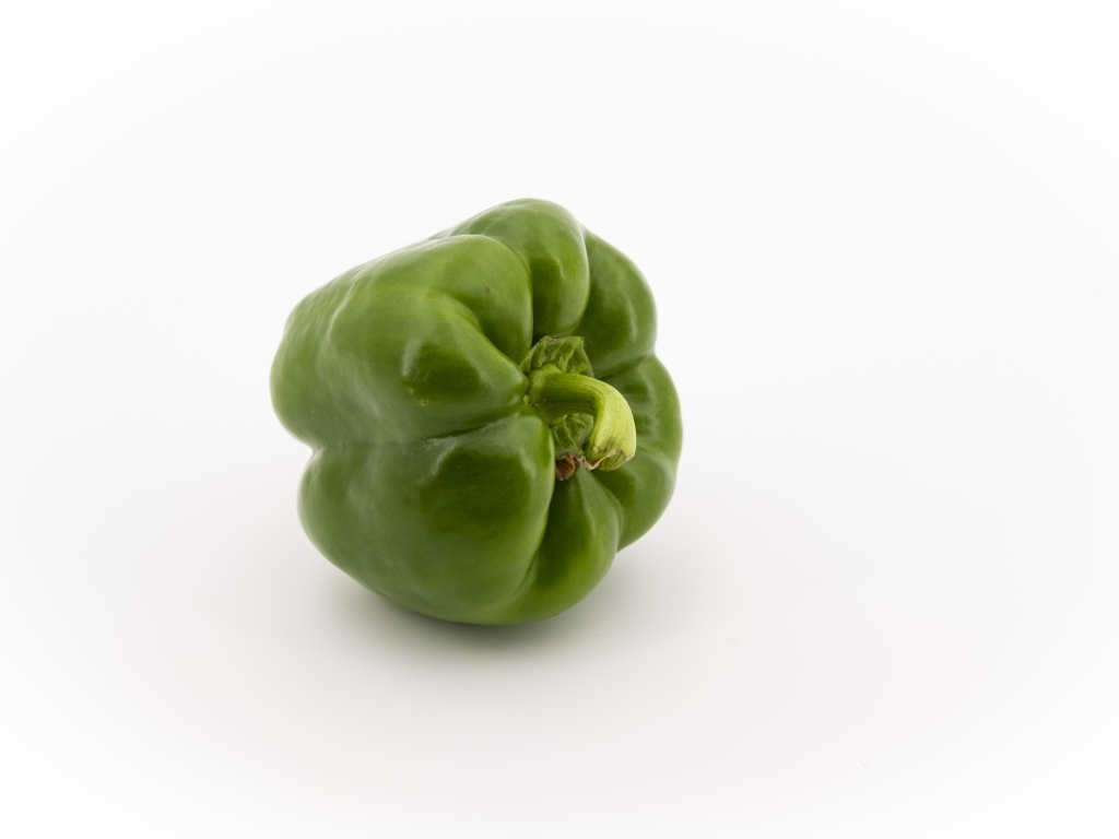 Зеленая паприка на белом фоне
