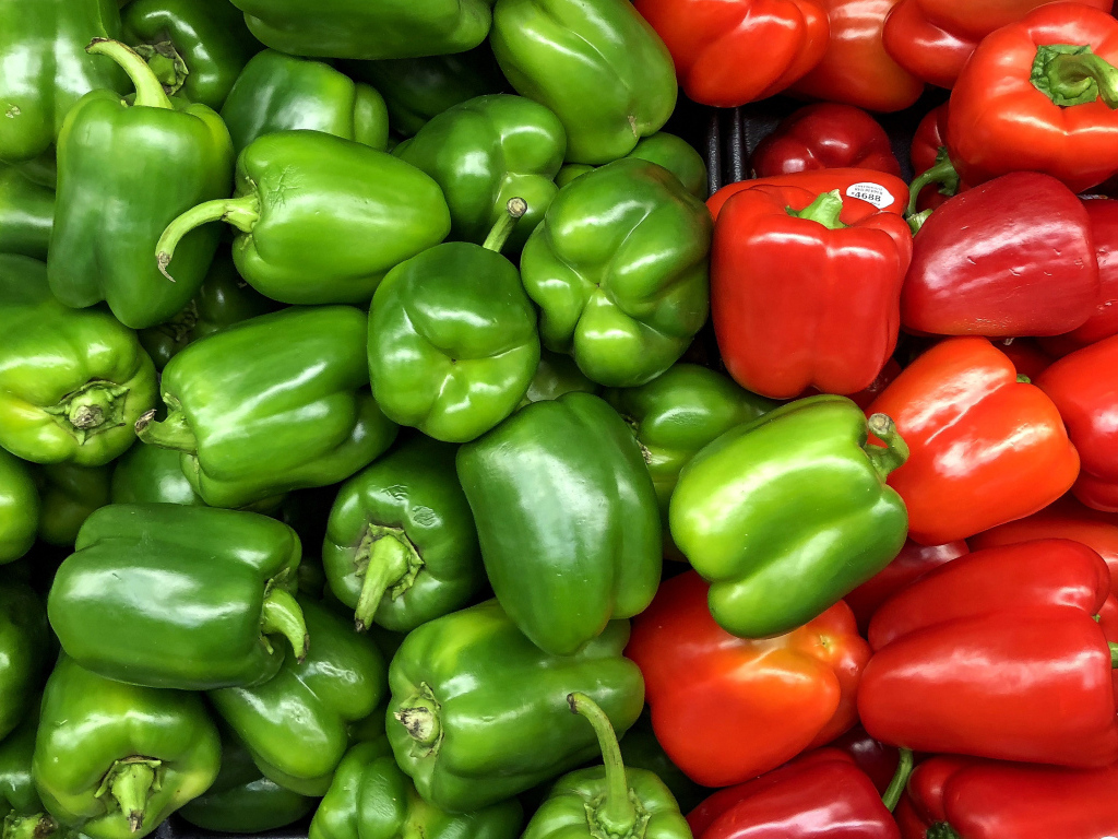 Большой красный и зеленый сладкий перец