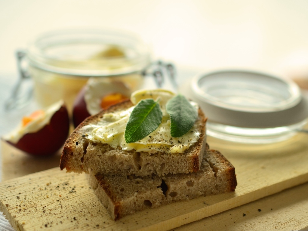 Кусочки хлеба с маслом на столе