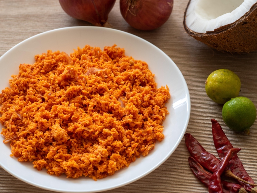 Тарелка острой еды с перцем чили на столе