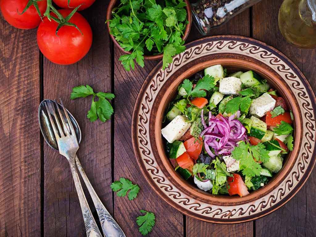 Тарелка вегетарианского салата в тарелке на столе