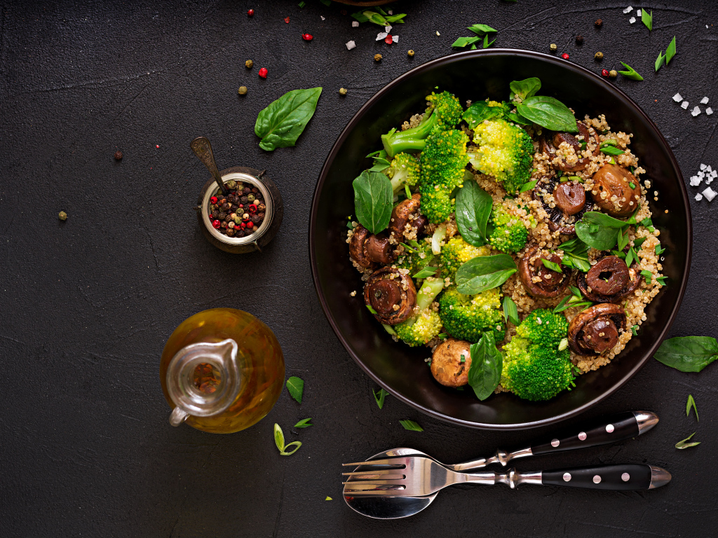 Каша с овощами и грибами в сковороде на столе