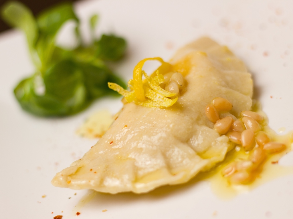 Равиоли на тарелке с зеленью