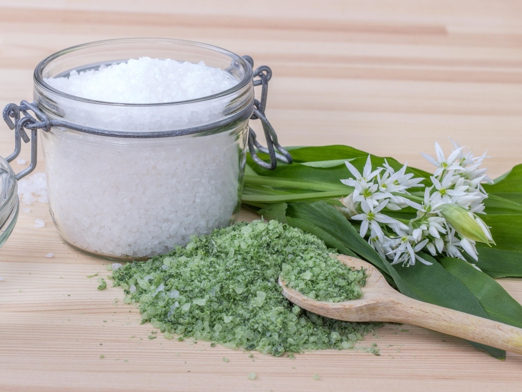 Соль с черемшой на деревянном столе