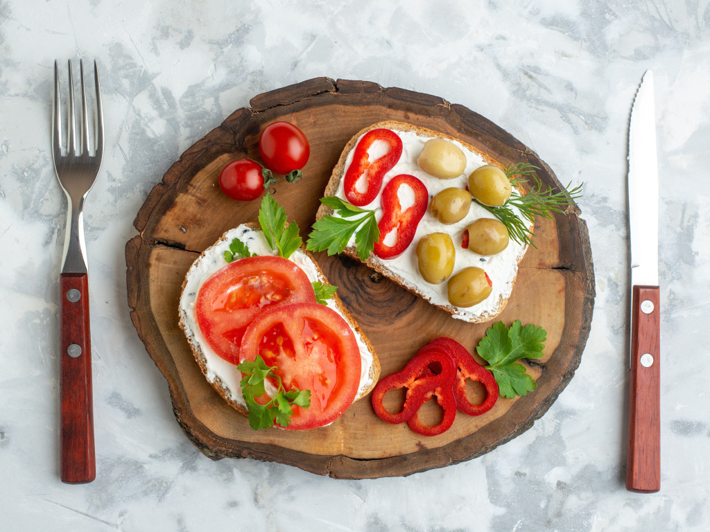 Бутерброды с сыром, оливками и кусочками помидора