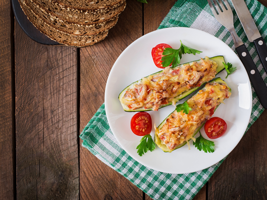 Фаршированные запеченные кабачки на тарелке