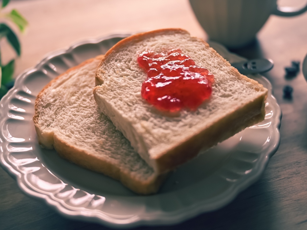 Два куска хлеба с джемом