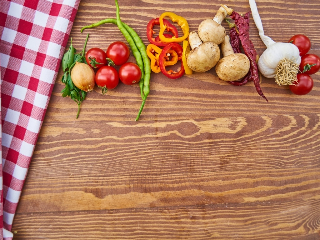 Овощи на деревянном столе с клетчатой скатертью