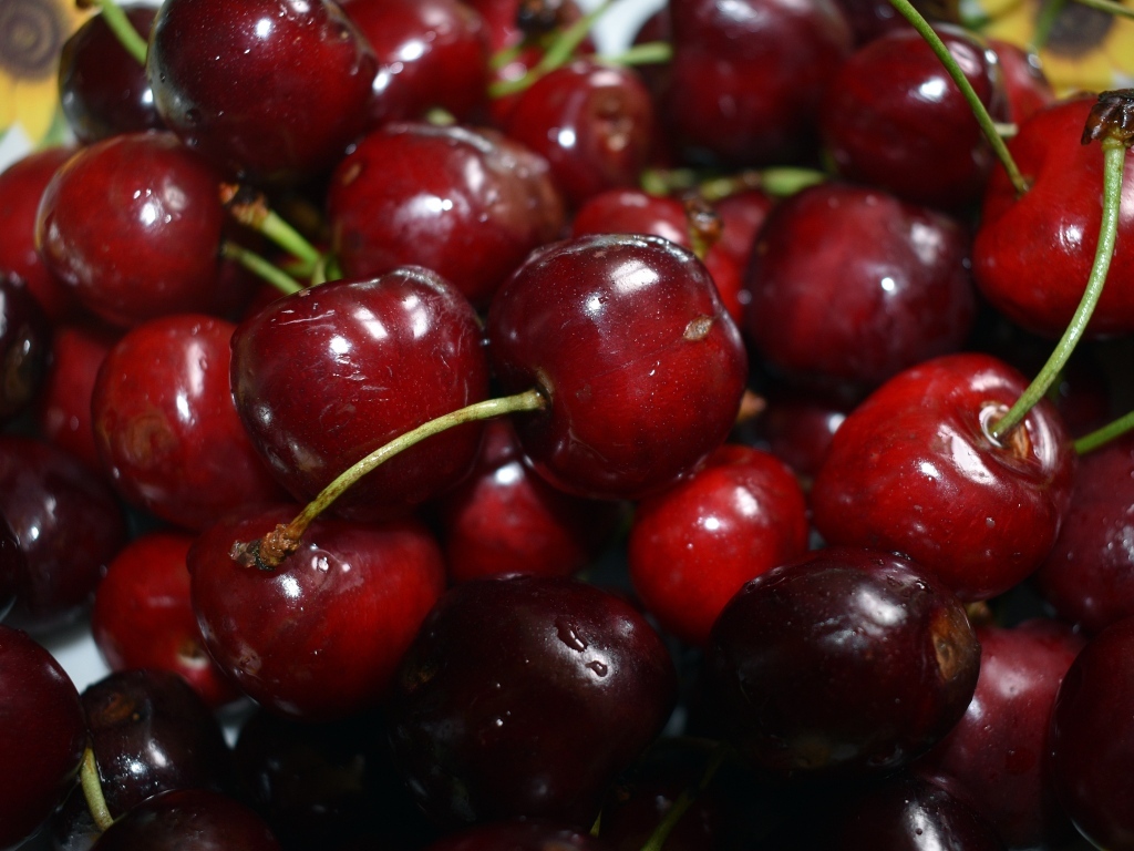Вкусная красная черешня на столе
