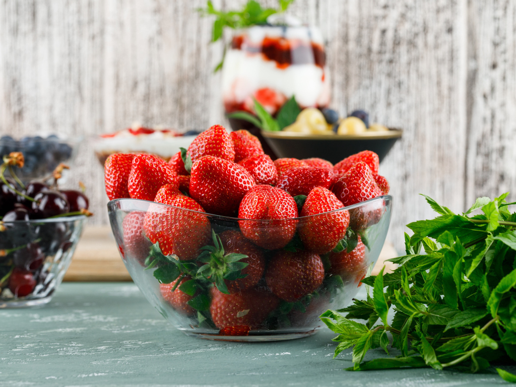 Стеклянная миска с ягодами красной клубники