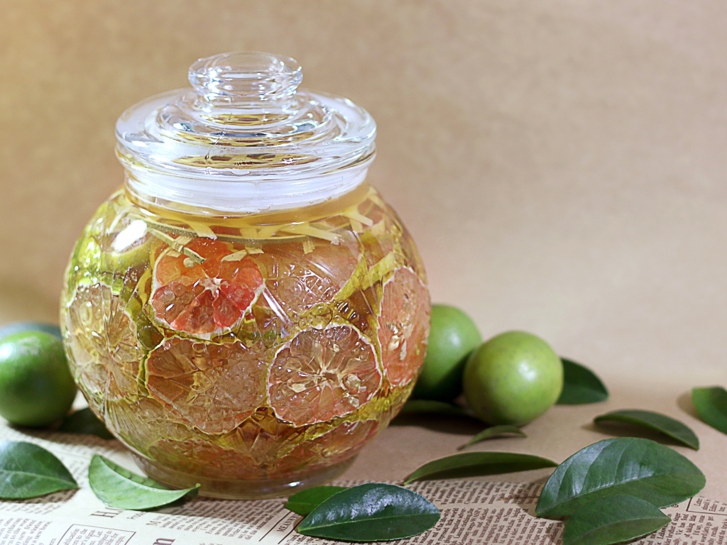 Банка с консервированными лаймами на столе