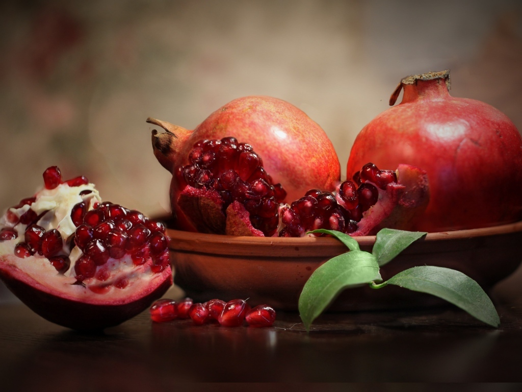 Большие спелые красные плоды граната
