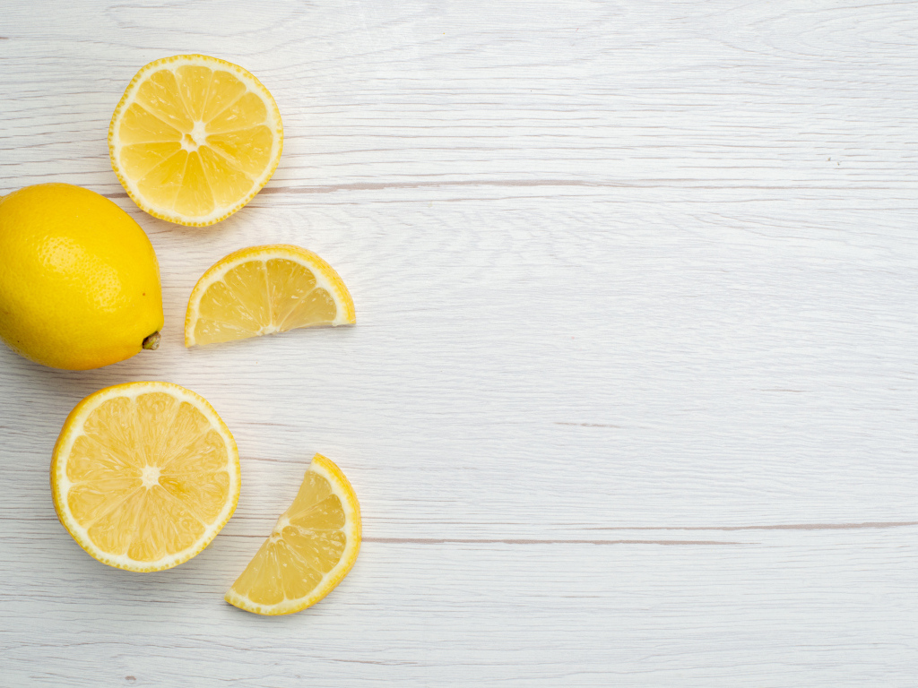 Нарезанный лимон на белом столе вид сверху