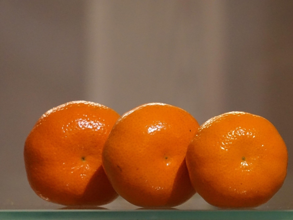 Три красивых мандарина крупным планом