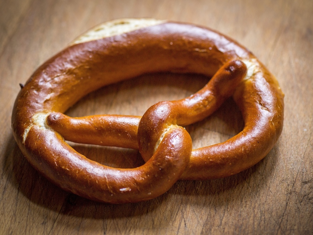 Баварский крендель на деревянном столе