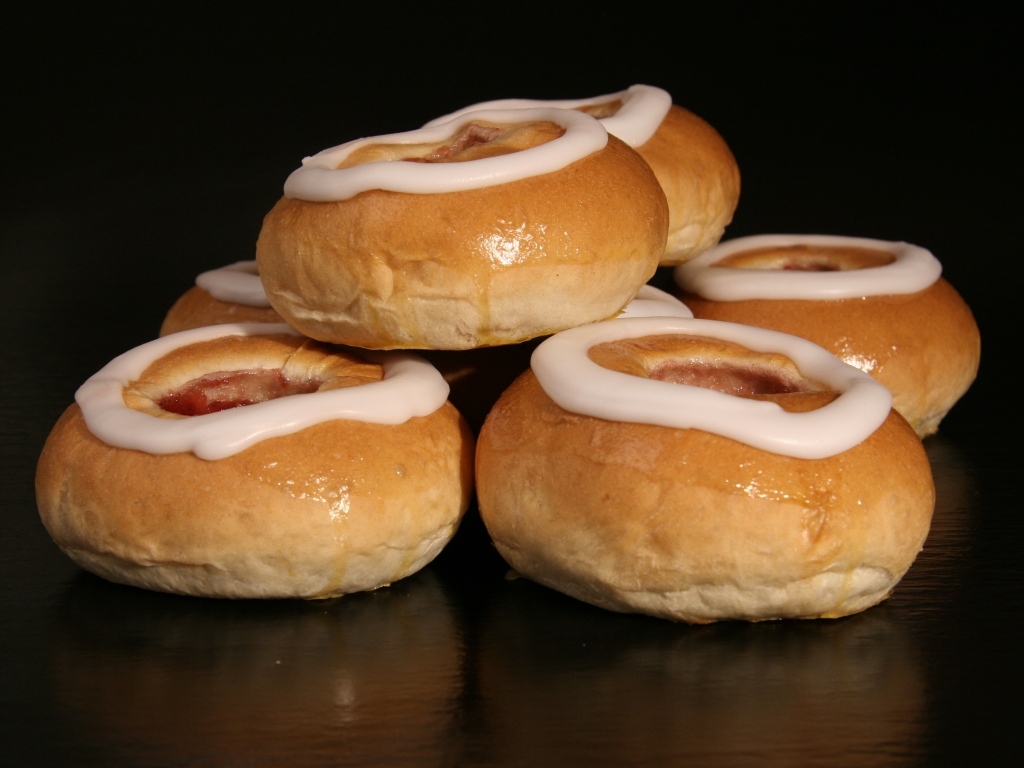 Аппетитные булочки с кремом на черном фоне