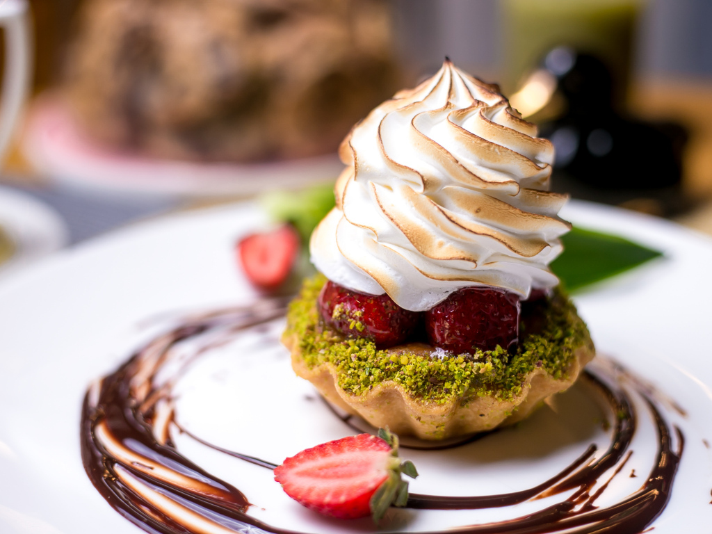 Аппетитное пирожное в тарталетке с кремом