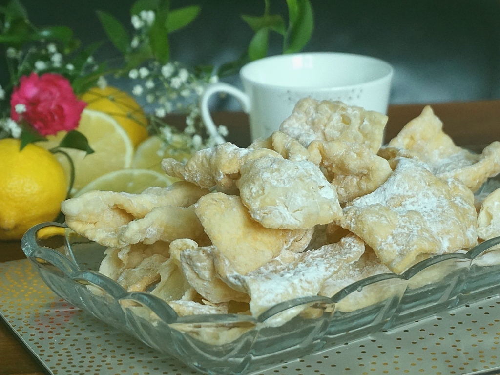 Печенье хворост на столе с лимоном