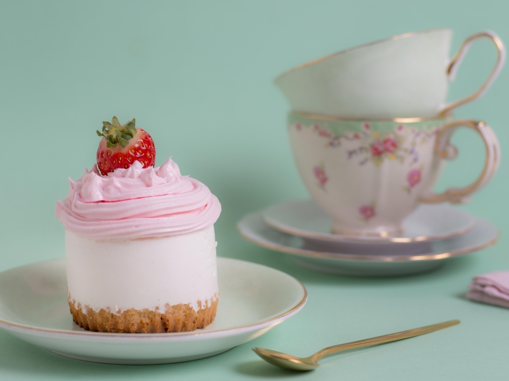 Пирожное на столе с красивыми чашками