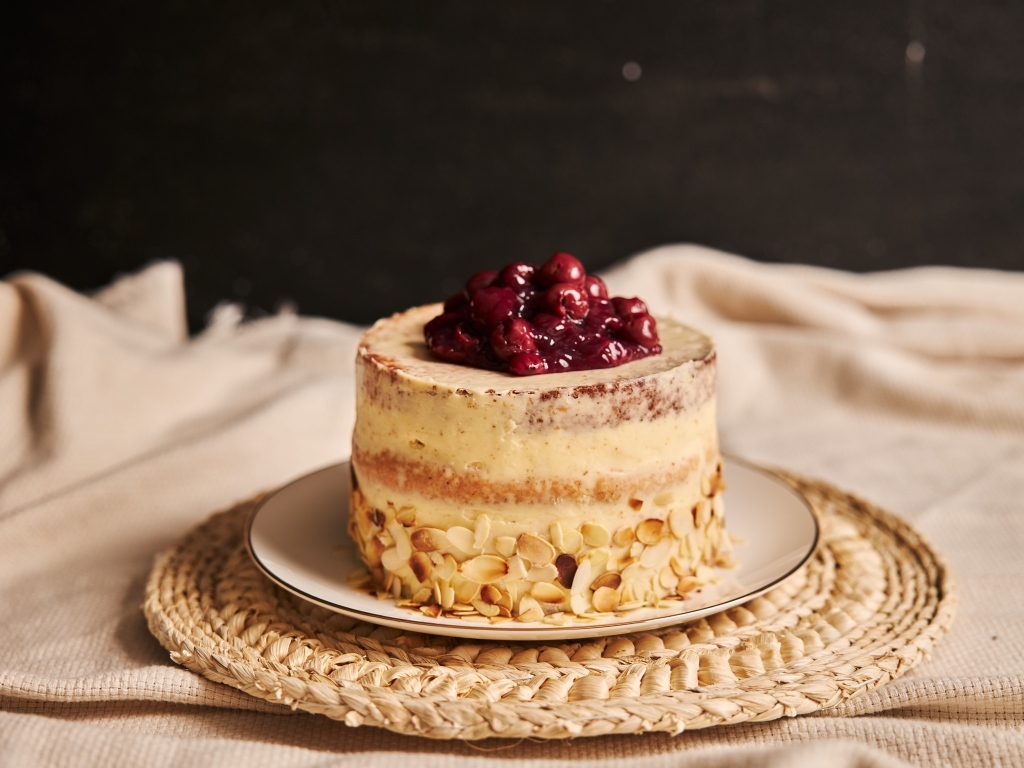 Торт с кремом и вишней