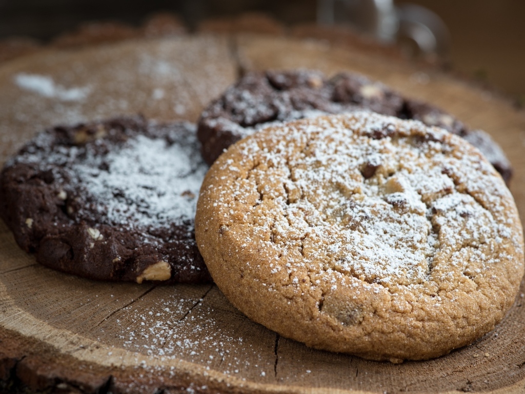Шоколадное и овсяное печенье с сахарной пудрой на столе