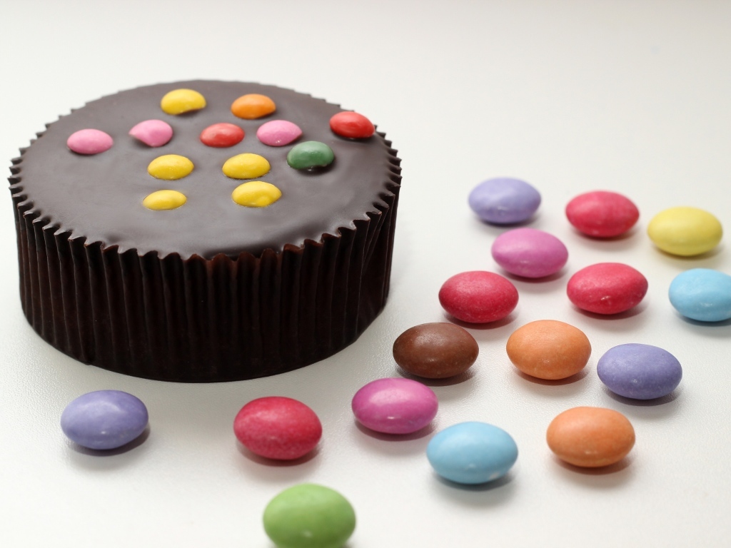 Шоколадный торт с разноцветными конфетами