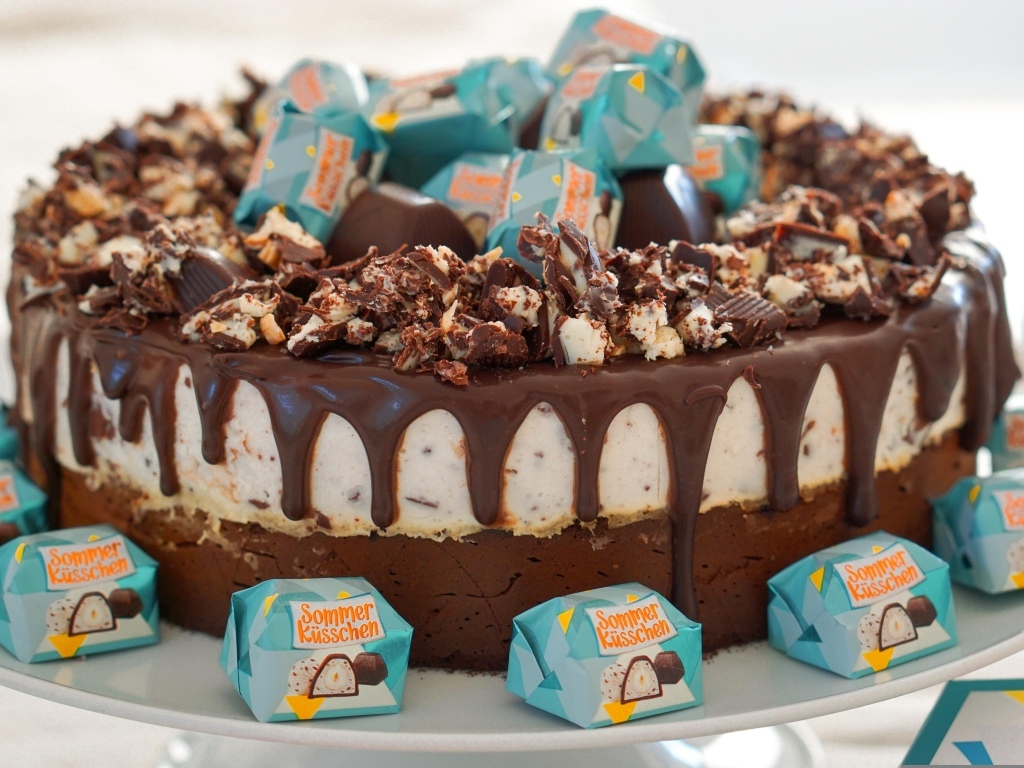 Шоколадный торт с вкусными конфетами