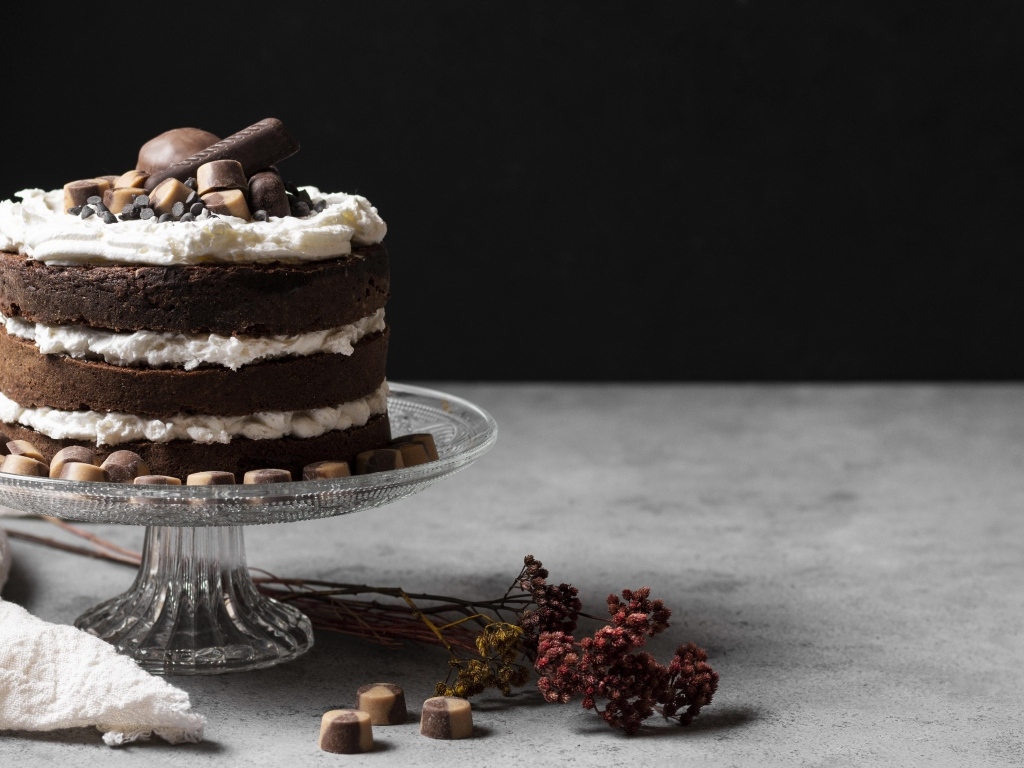Шоколадный торт с белым кремом и конфетами