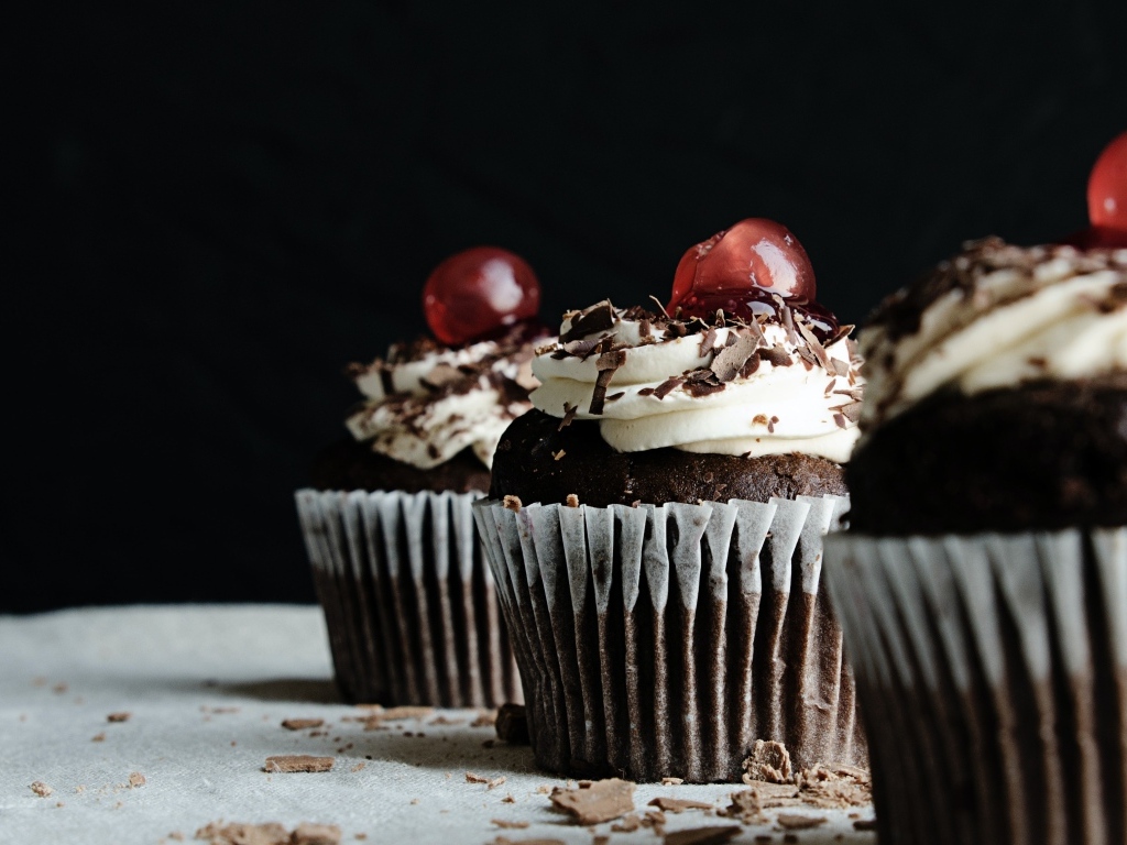 Шоколадные кексы со взбитыми сливками и ягодами вишни