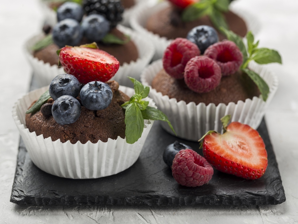 Шоколадные кексы с ягодами черники, малины и клубники