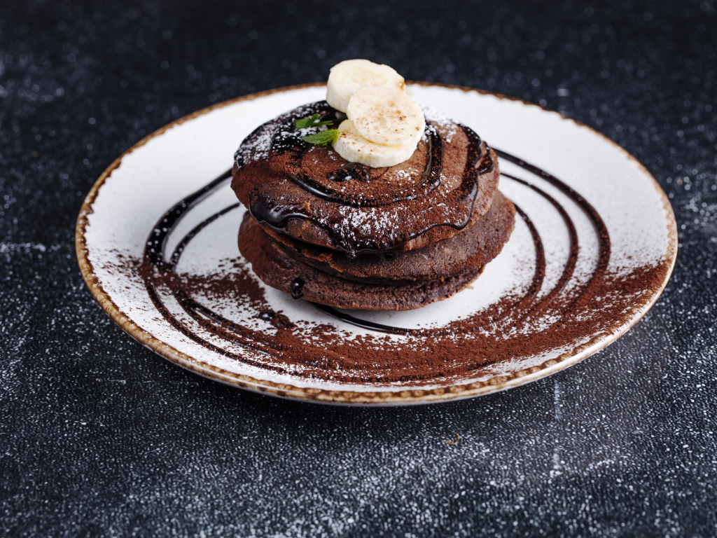 Шоколадные панкейки с кусочками банана