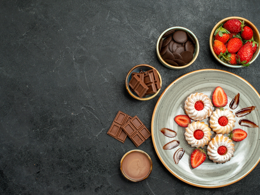 Печенье на столе с шоколадом и ягодами клубники