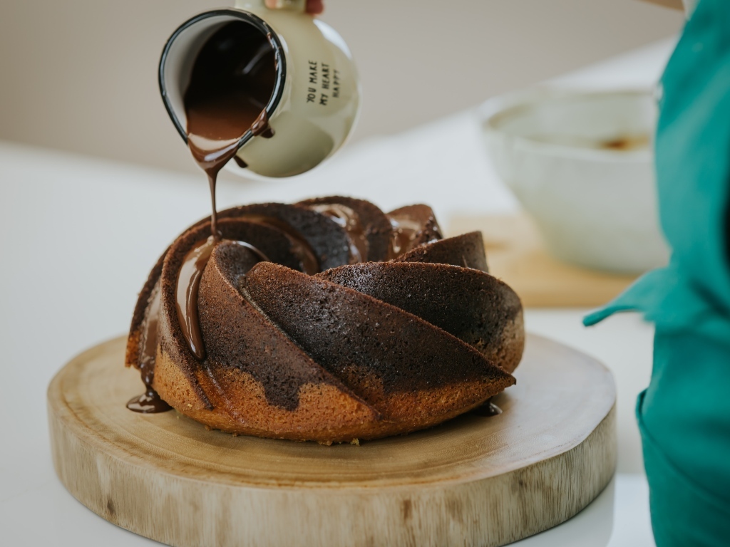 Кекс покрывают растопленным шоколадом