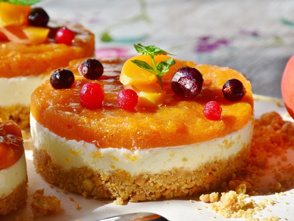 Десерт с творожным кремом и абрикосами