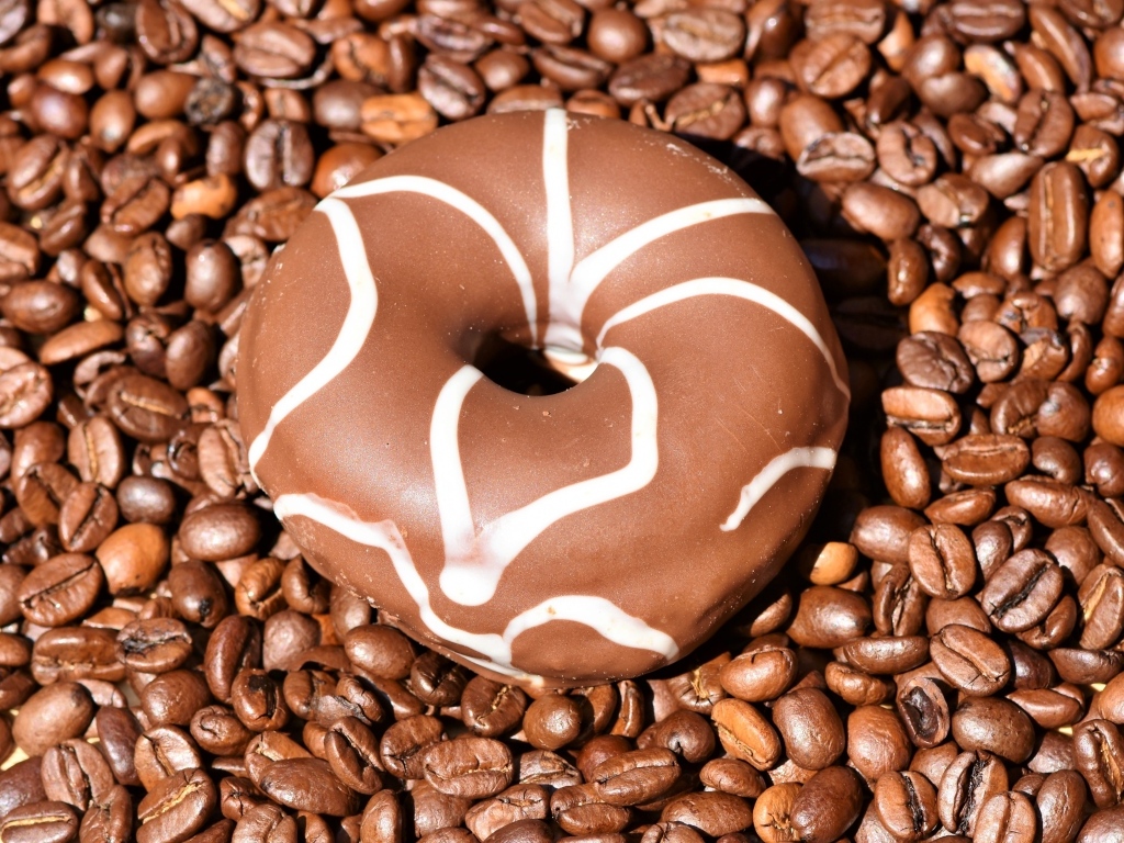 Донат с шоколадной глазурью и кофейными зернами