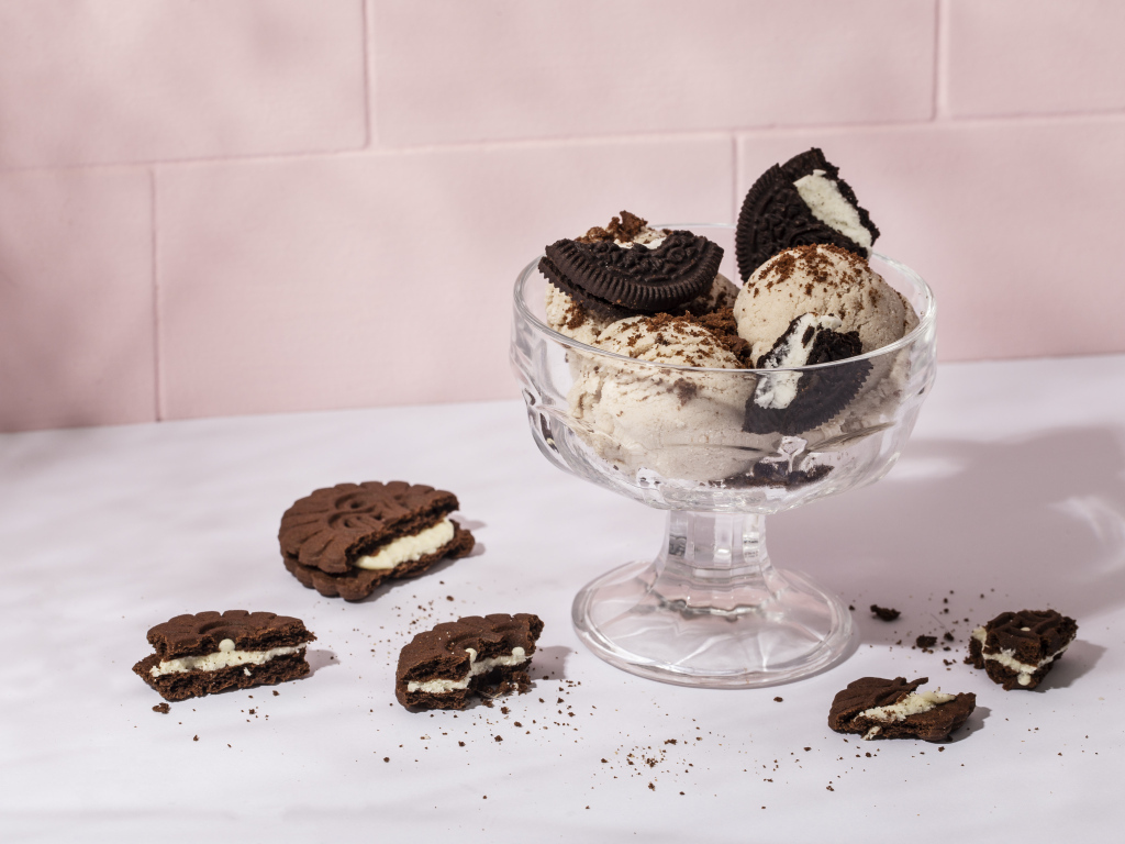 Мороженое в креманке с шоколадным печеньем