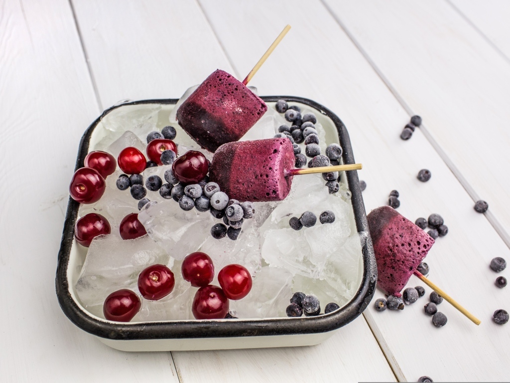 Лед с мороженым и ягодами на столе