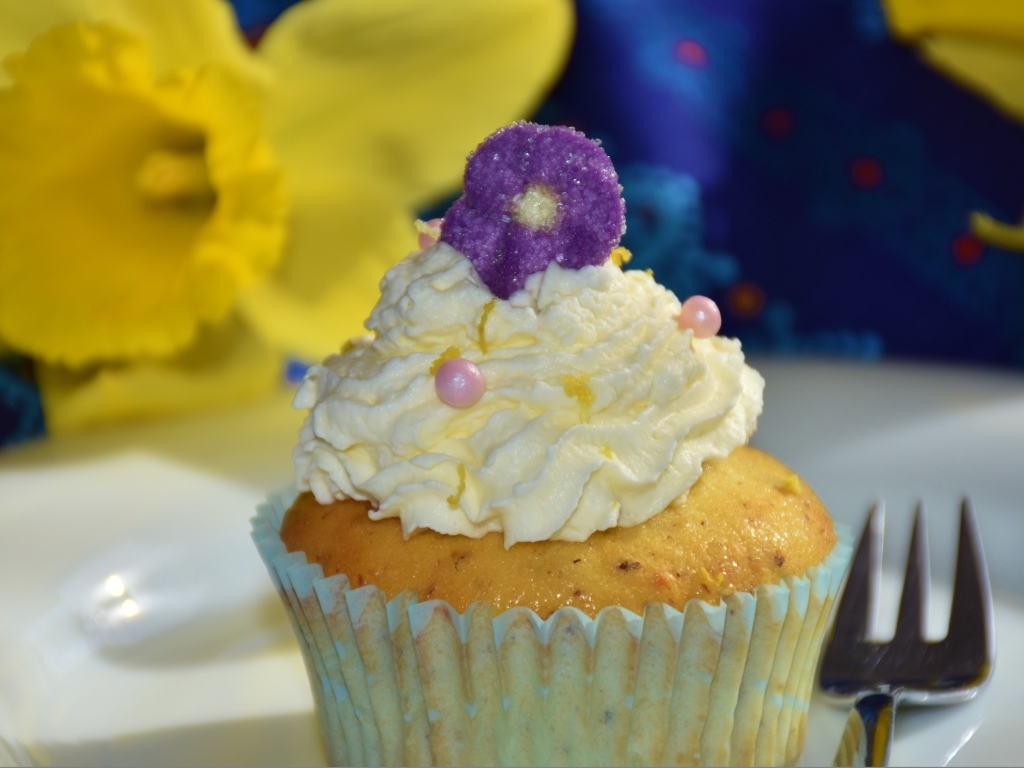 Маффин с белым кремом крупным планом