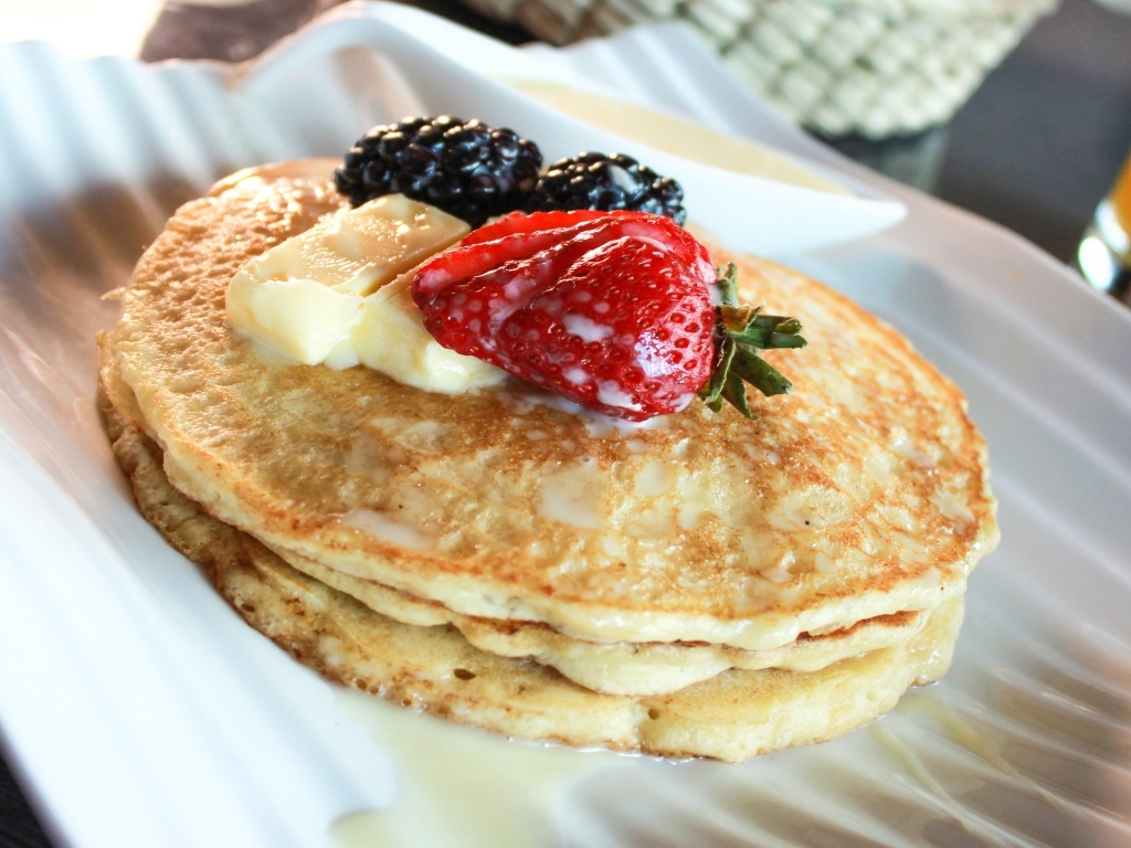 Блины с ягодами на тарелке крупным планом