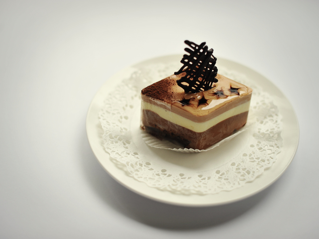 Кусок шоколадного десерта на белой салфетке