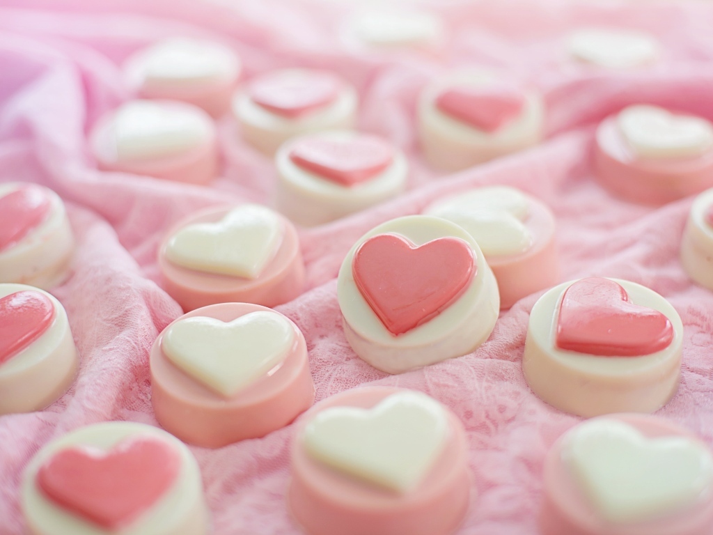 Розовые конфеты с сердечками на ткани