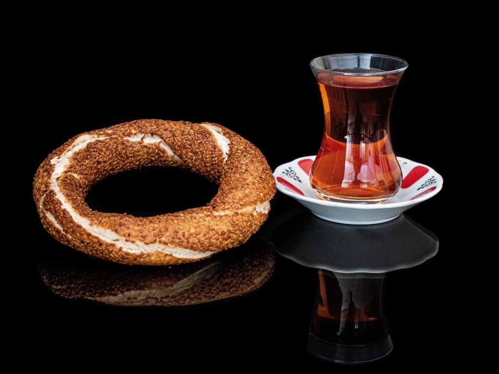 Крендель с чаем на черном фоне