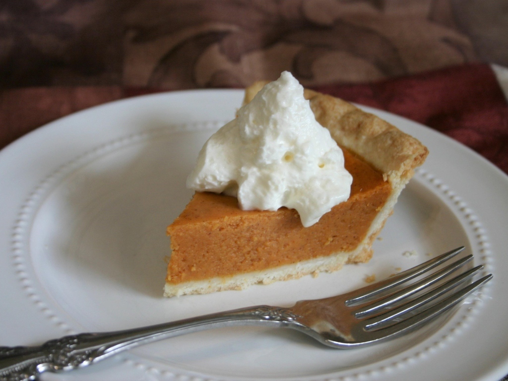 Тыквенный пирог со сливками на тарелке