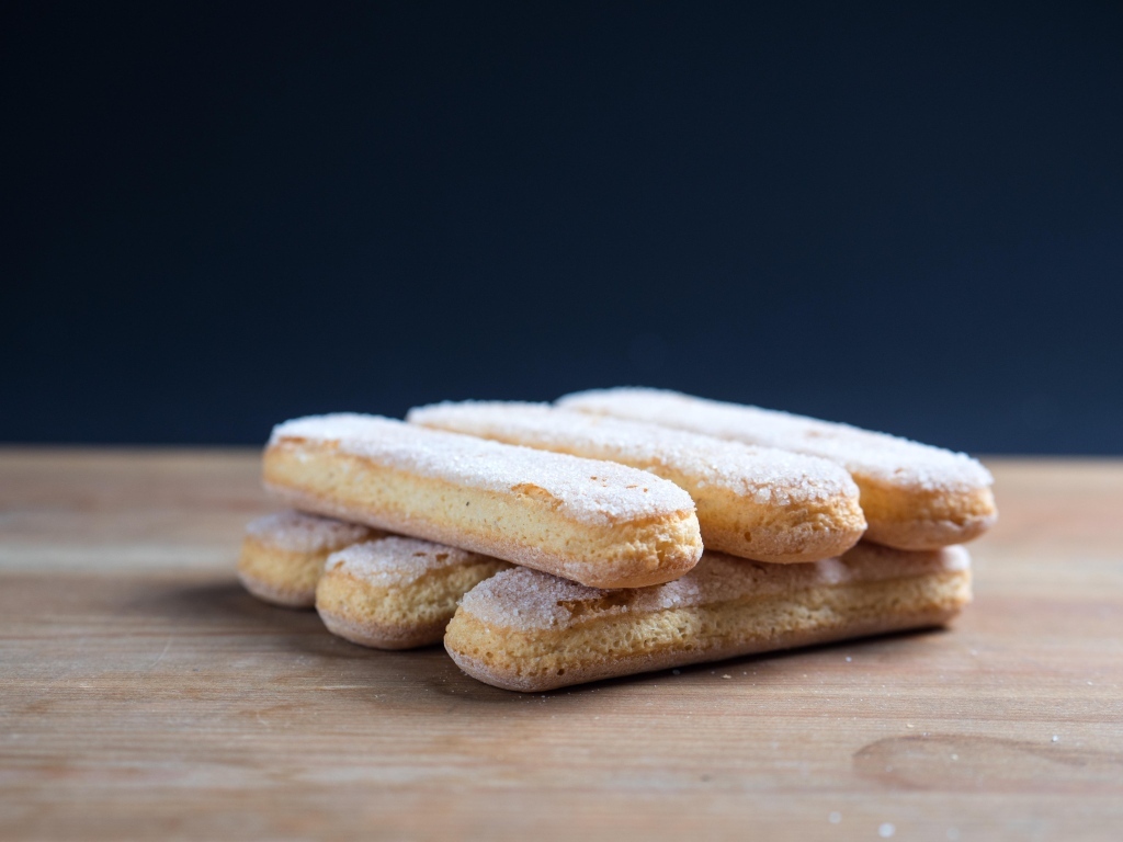 Печенье савоярди на деревянном столе