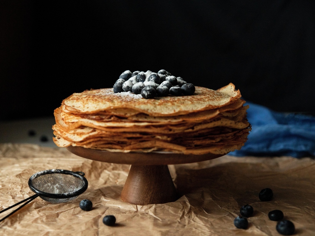 Тонкие сладкие блинчики с ягодами черники и сахарной пудрой